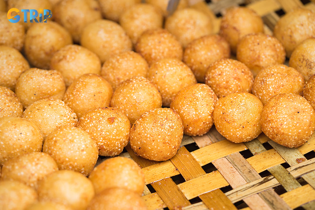 O Quan Chuong’s fried cakes are prepared with a distinctive crispness that locals swear by, with a golden exterior giving way to a soft, savory interior