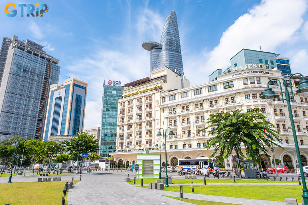 October brings a lively mix of sun and short afternoon storms, with rain easing as the month progresses, making the city’s weather feel like its own little adventure