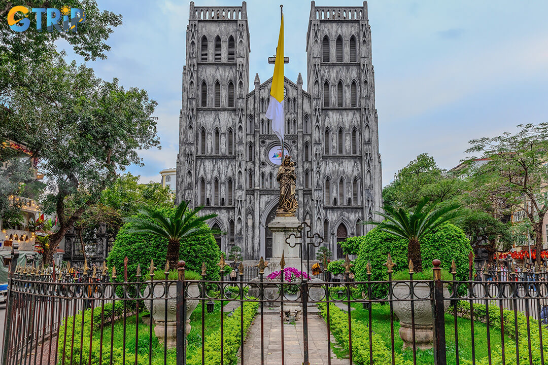 October is the ideal time to visit Hanoi, with clear skies, pleasant temperatures, fewer crowds, and a chance to experience the city’s authentic autumn charm