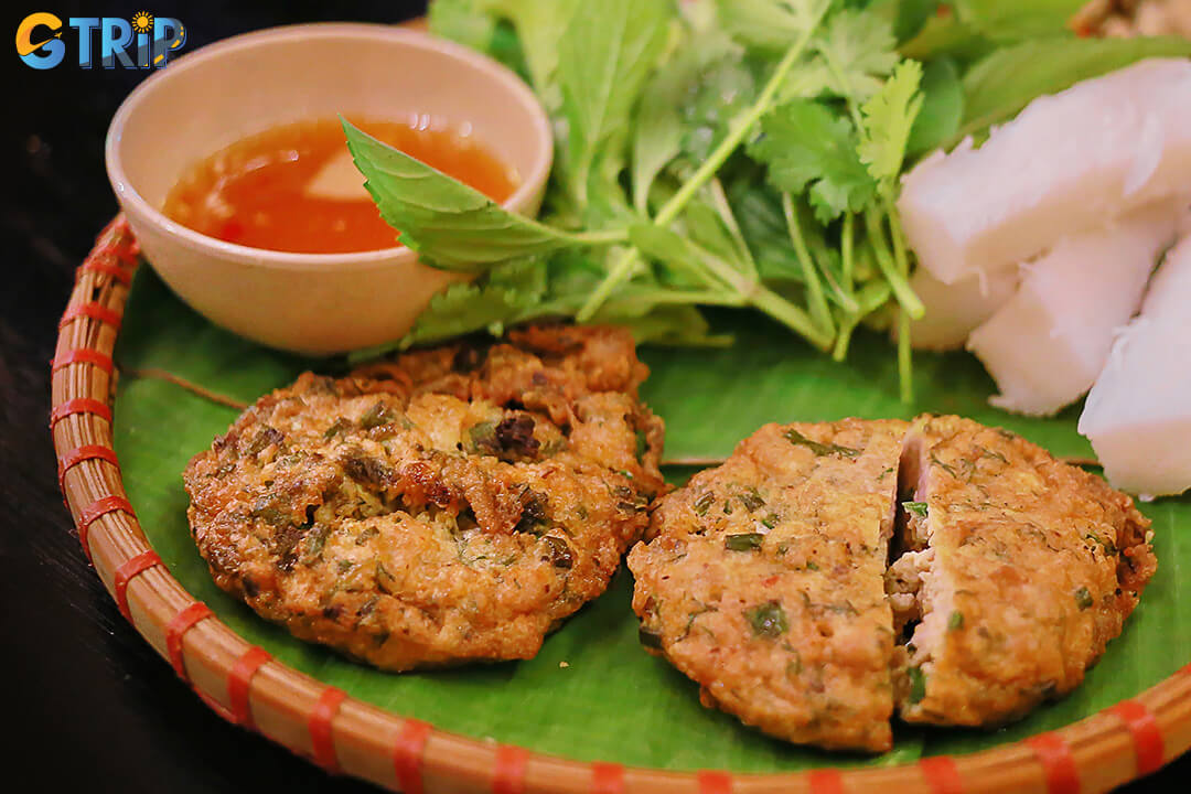 October’s cool, dry weather sets the stage for Hanoi’s vibrant street food scene, highlighted by seasonal specialties like the autumn-only sandworm omelette