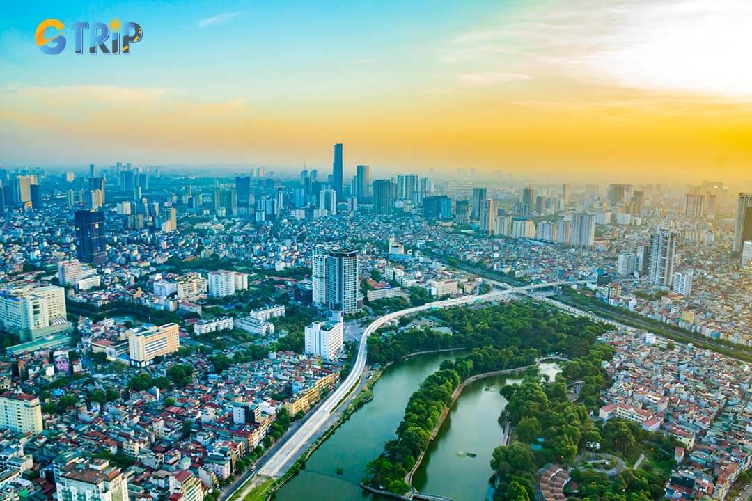The Lotte Observation Deck is a photo lover’s dream, with its lantern-lit space and traditional costume rentals offering unforgettable, Instagram-worthy shots