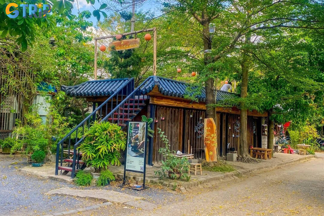 Oishi Town on Thao Dien Street offers a lively Japanese food court experience with ramen, sushi, yakitori, and more in a vibrant yokocho-style setting