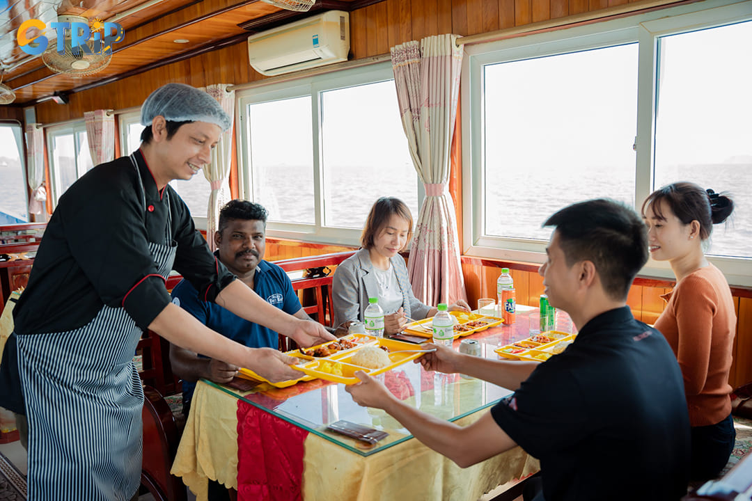 Omkara Cruise provides a well-curated Vietnamese cruise experience with the added advantage of Halong Bay halal options