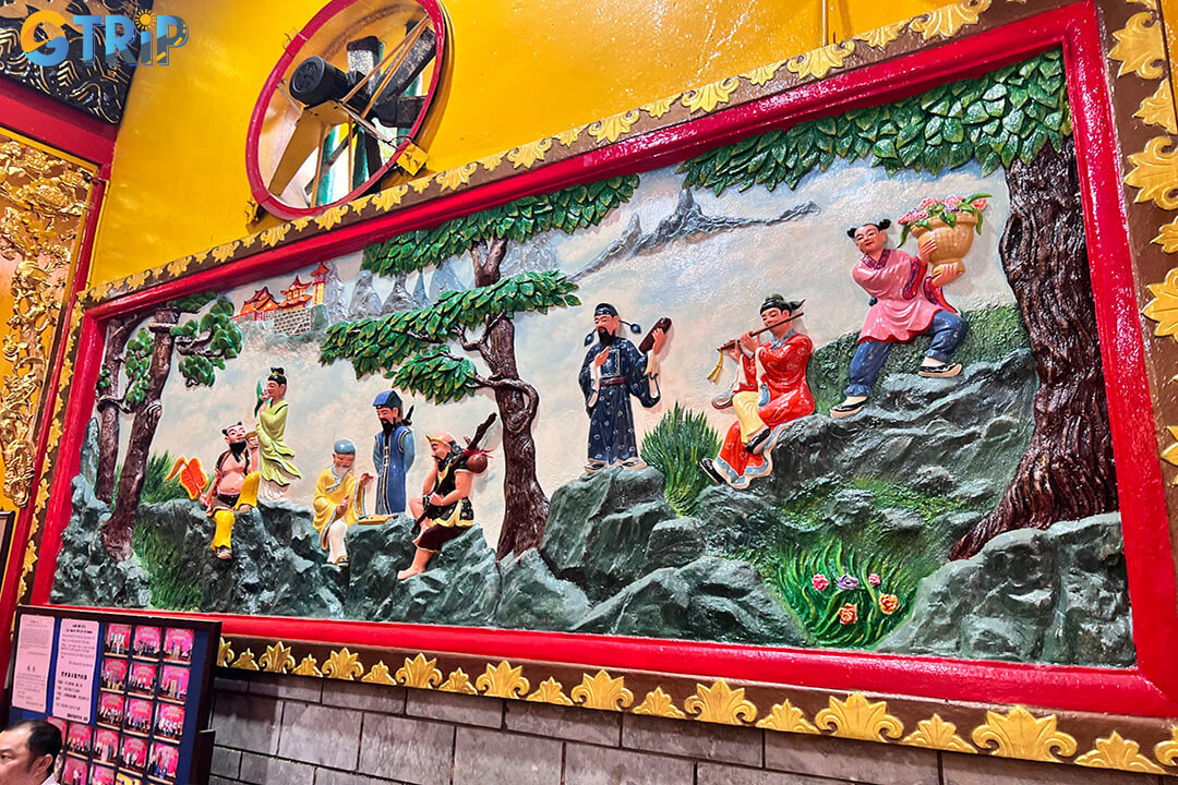 On Lang Assembly Hall preserves centuries-old artifacts, ornate carvings, and exquisite craftsmanship that reflect the legacy of the Chinese-Vietnamese community