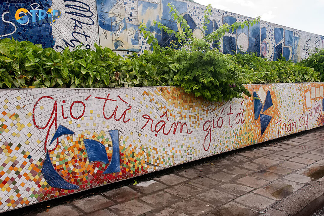 Once the world’s longest ceramic mosaic, the Hanoi Ceramic Mural now spans 3,300 meters and features over 6,900 square meters of detailed Bat Trang ceramics