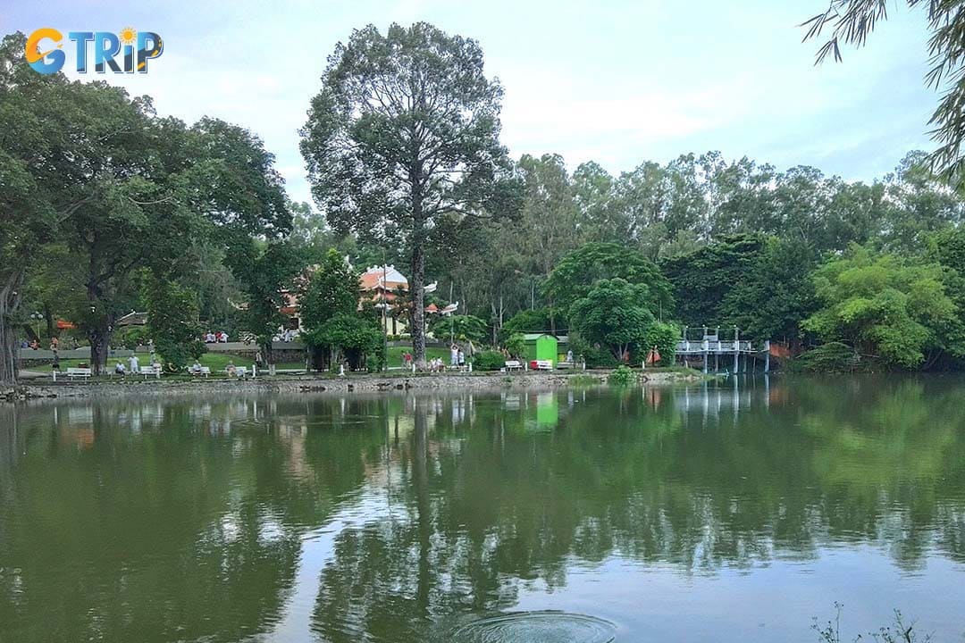 One of Le Thi Rieng Park’s biggest attractions is its lush, tranquil landscape, featuring towering trees, a scenic lake, and peaceful pathways