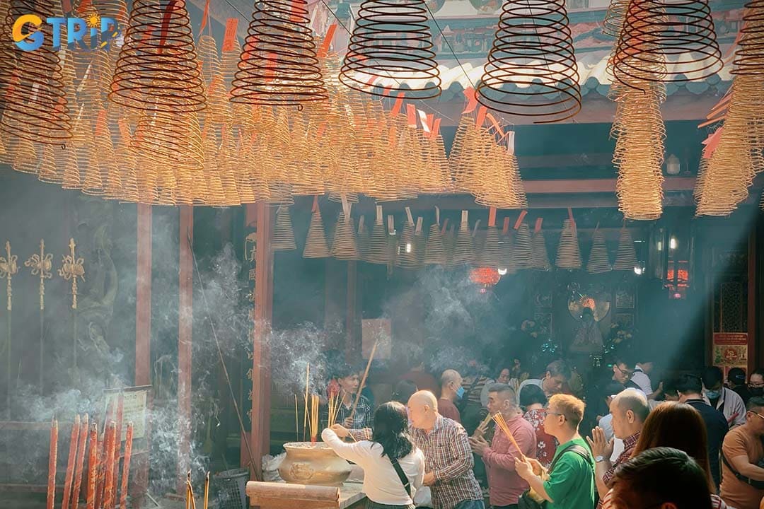 One of the main activities you can do when visiting the Ha Chuong Assembly Hall is lighting incense and praying for blessings