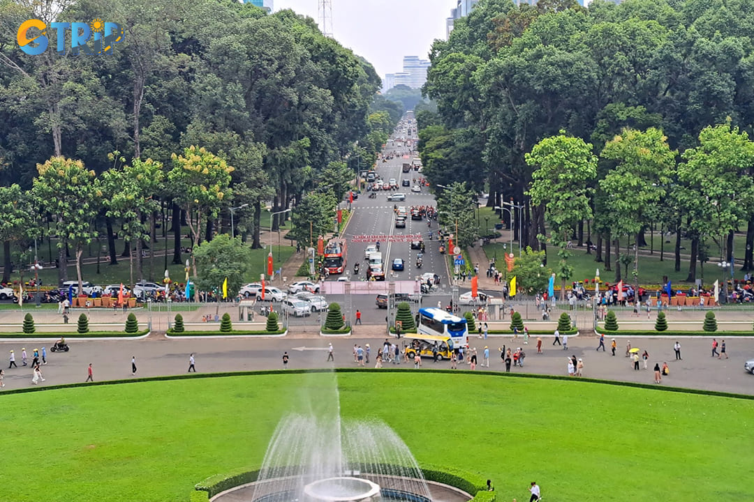One of the most comfortable and hassle-free ways to reach Independence Palace is by taking a taxi or using ride-hailing apps