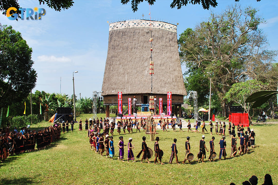 One of the most iconic cultural experiences in Kon Pring is attending the traditional gong performances