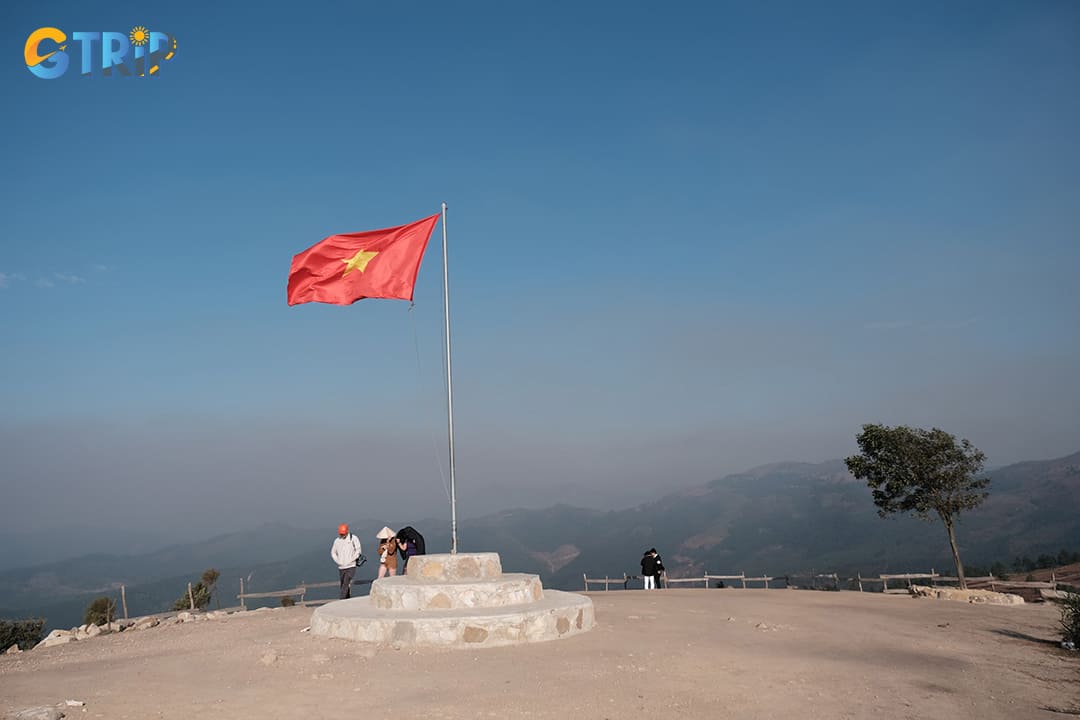 One of the most magical experiences at Phuong Hoang Peak is cloud hunting