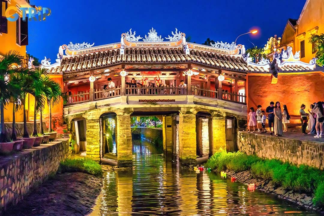 One of the most popular attractions in Hoi An that you should visit is the Japanese Covered Bridge