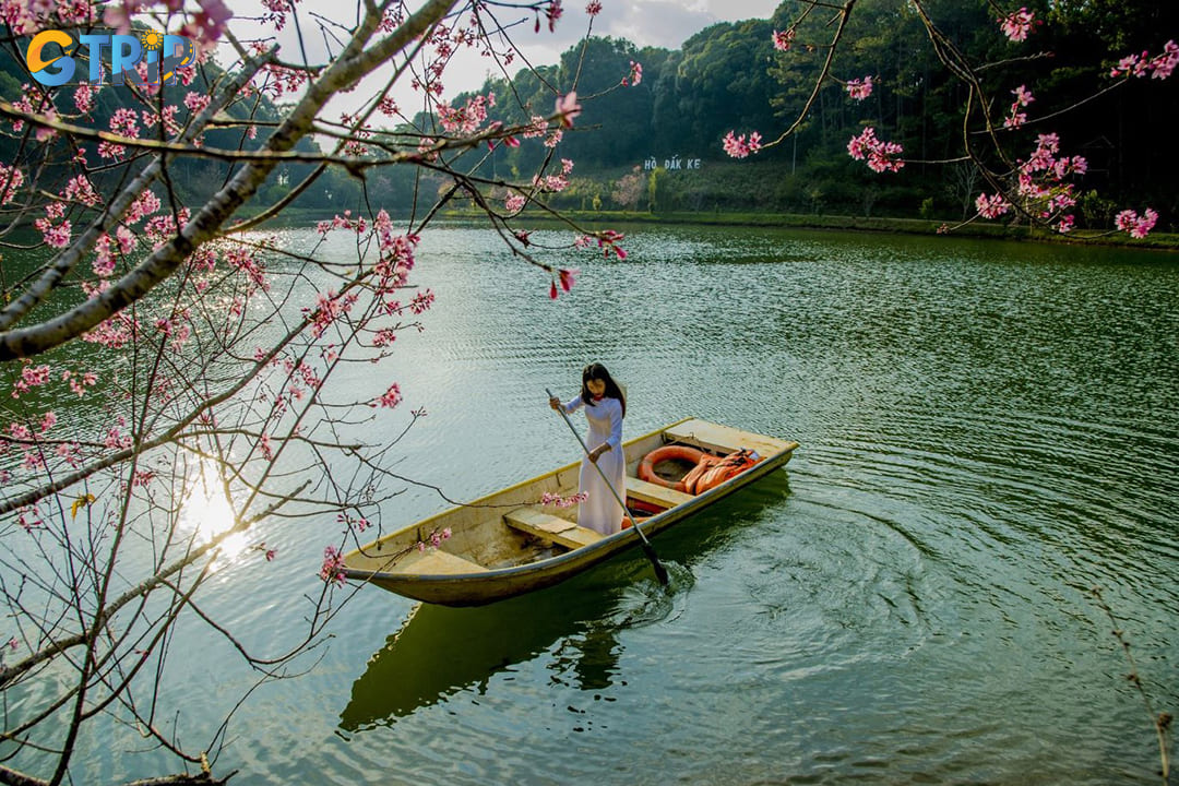 One of the most relaxing and immersive ways to enjoy Dak Ke Lake is through boating or canoeing
