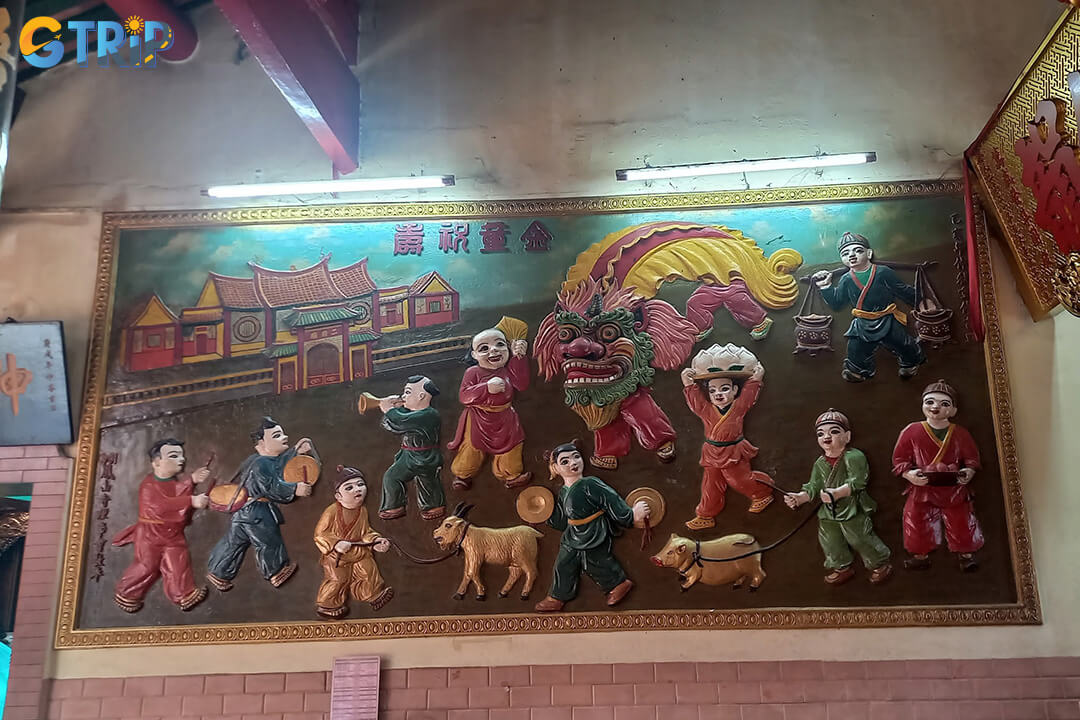 Ong Bon Pagoda is just 15 - 25 minutes from District 1 and easily reached by taxi, bus, motorbike, or on foot while exploring Chinatown