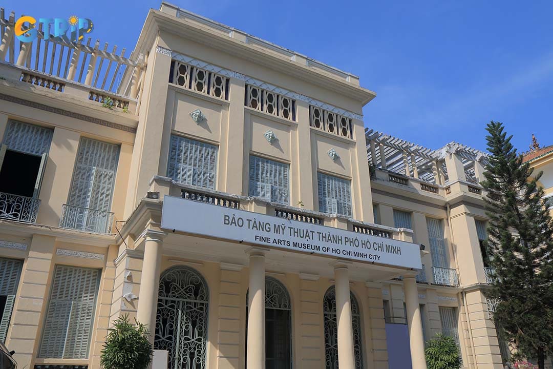 Originally built in the 1930s as the lavish residence of the Hua family, the mansion later became the Ho Chi Minh City Museum of Fine Arts in 1987