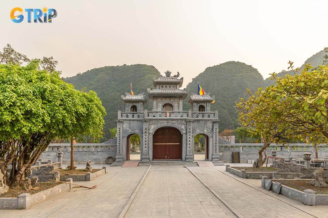 Thai Vi Temple gate as seen from inside