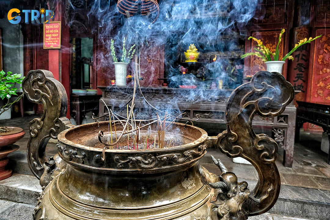 Participating in the temple's spiritual practices offers visitors a genuine glimpse into Vietnamese folk religion and Taoist traditions
