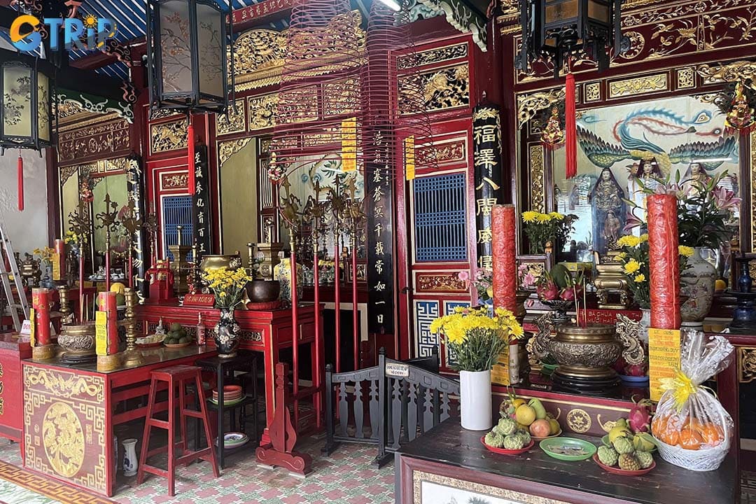 Paying respect to General Guan Yu and worshiping at the hall are essential when getting there