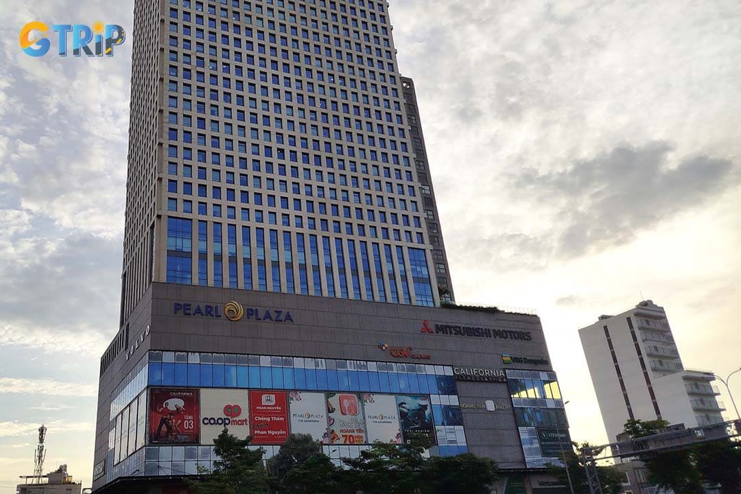 Pearl Plaza is a heaven of shopping and also offers many activities there