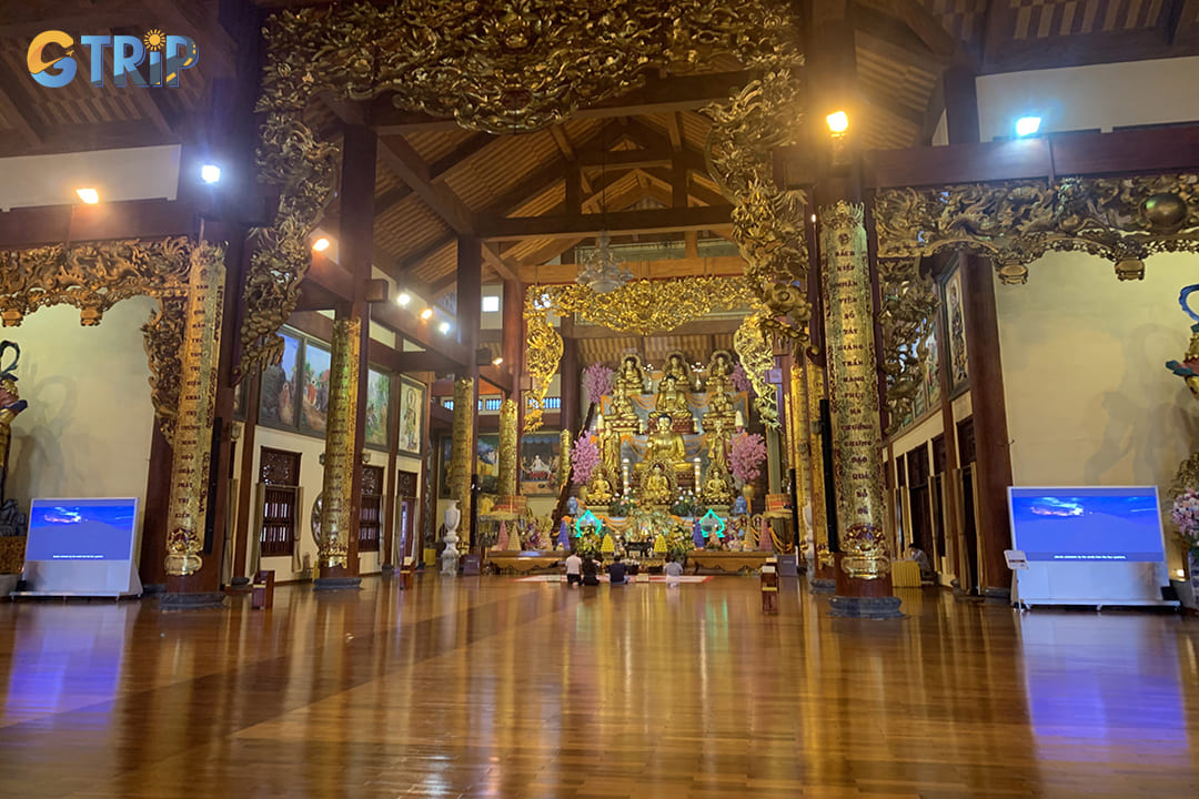 People are praying at the Main Hall