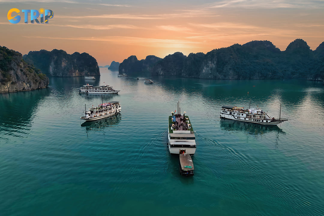 People can reach Bai Tu Long Park by boats from port