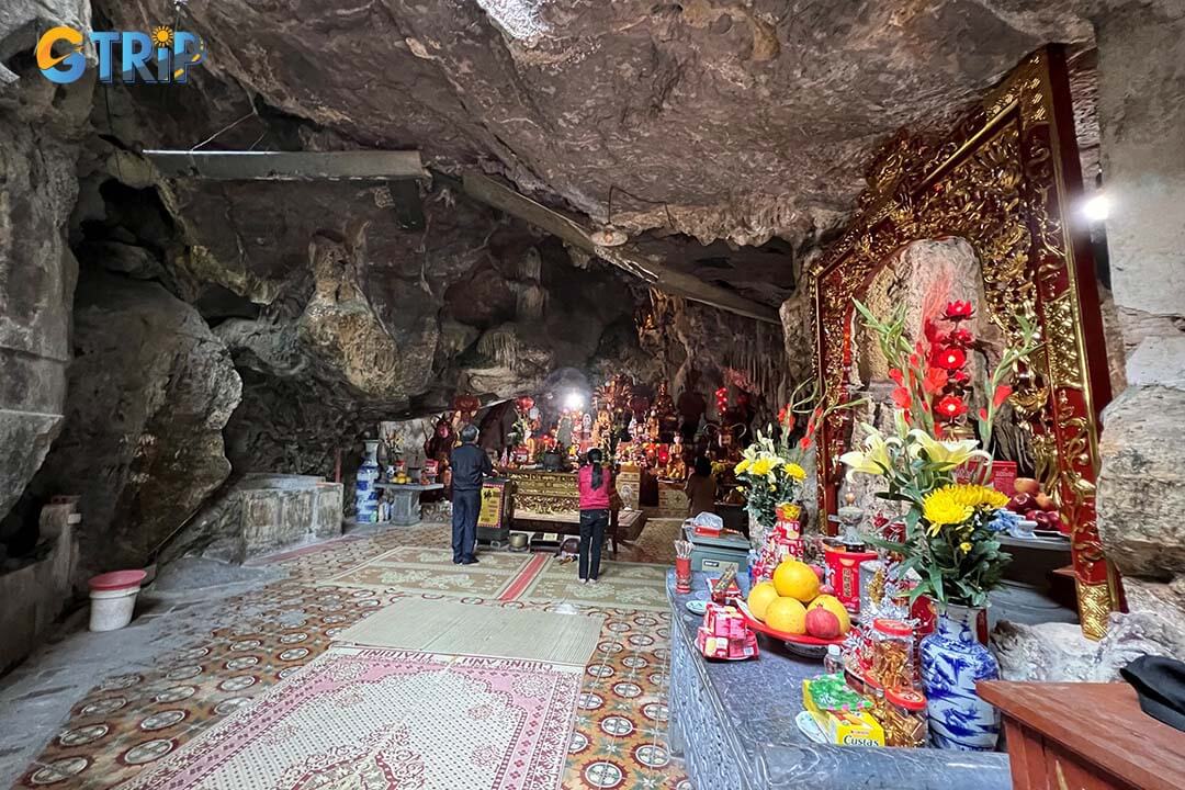 People wishes protection at the pagoda