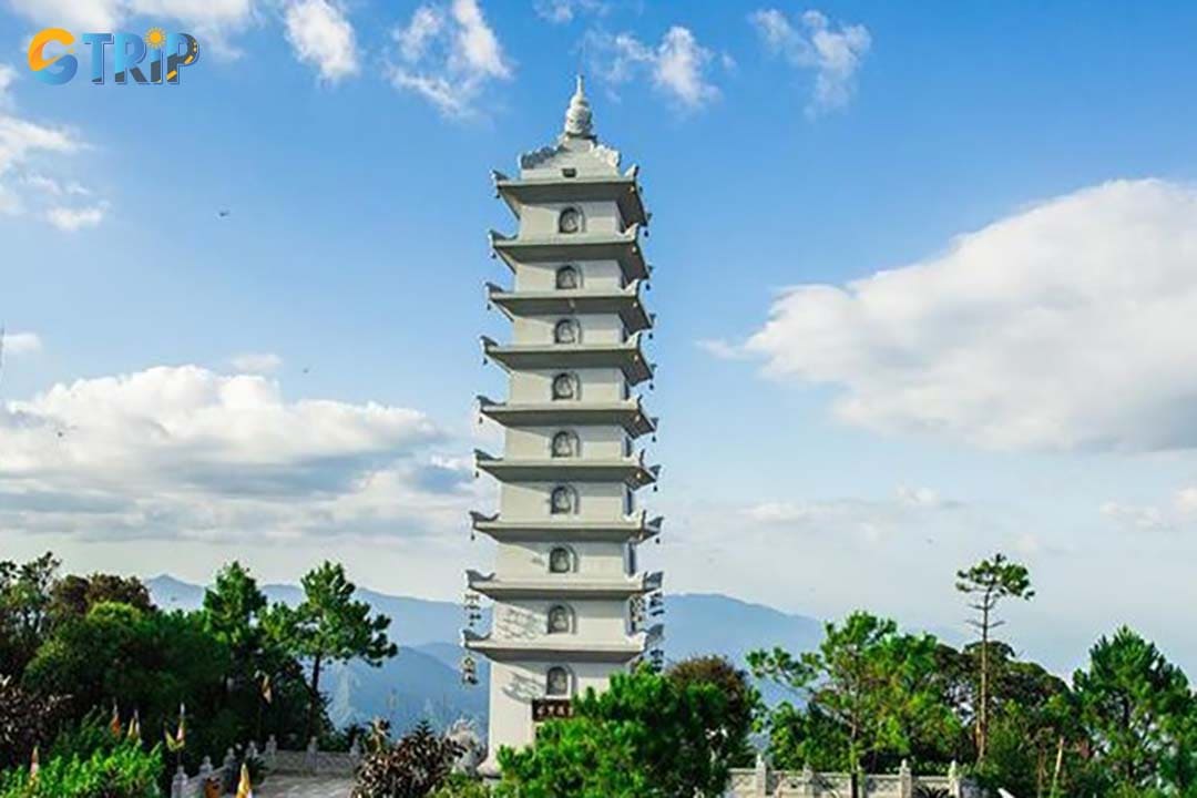 Perched atop the cloud-enveloped summit of Chua Mountain, the temple offers breathtaking panoramic views of the Truong Son ranges, drifting clouds, and lush forests