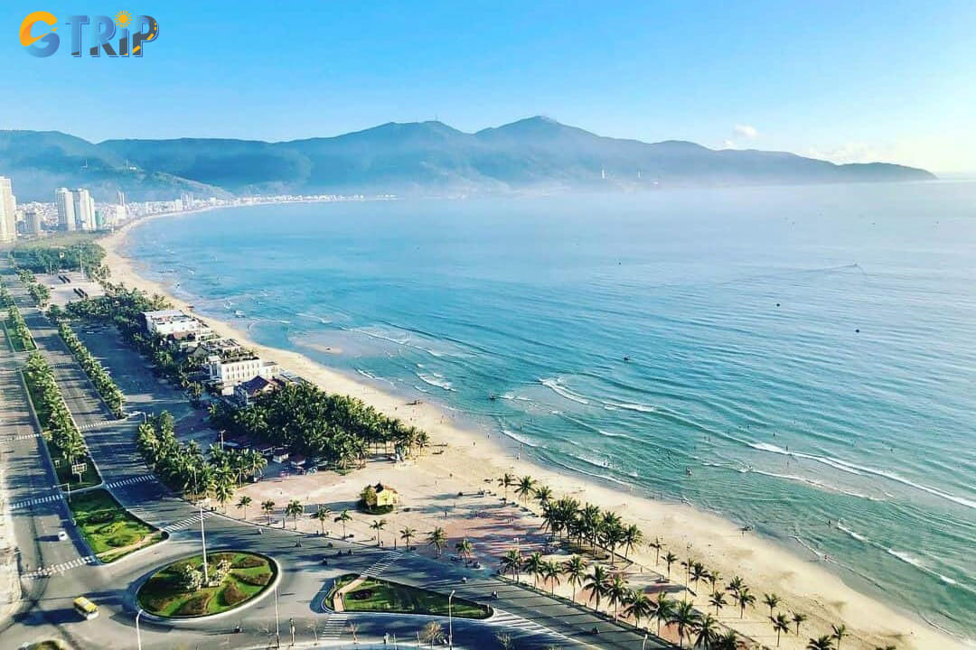 Pham Van Dong Beach enjoys a prime central location between the Han River and My Khe Beach, making it easy to reach from anywhere in Da Nang