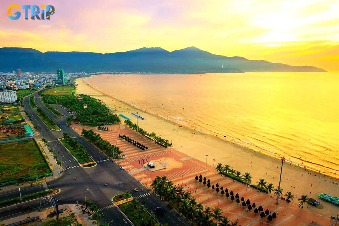 Pham Van Dong Beach is easy to reach by foot, taxi, bus, bicycle, or motorbike, making it accessible for travelers staying anywhere in Da Nang