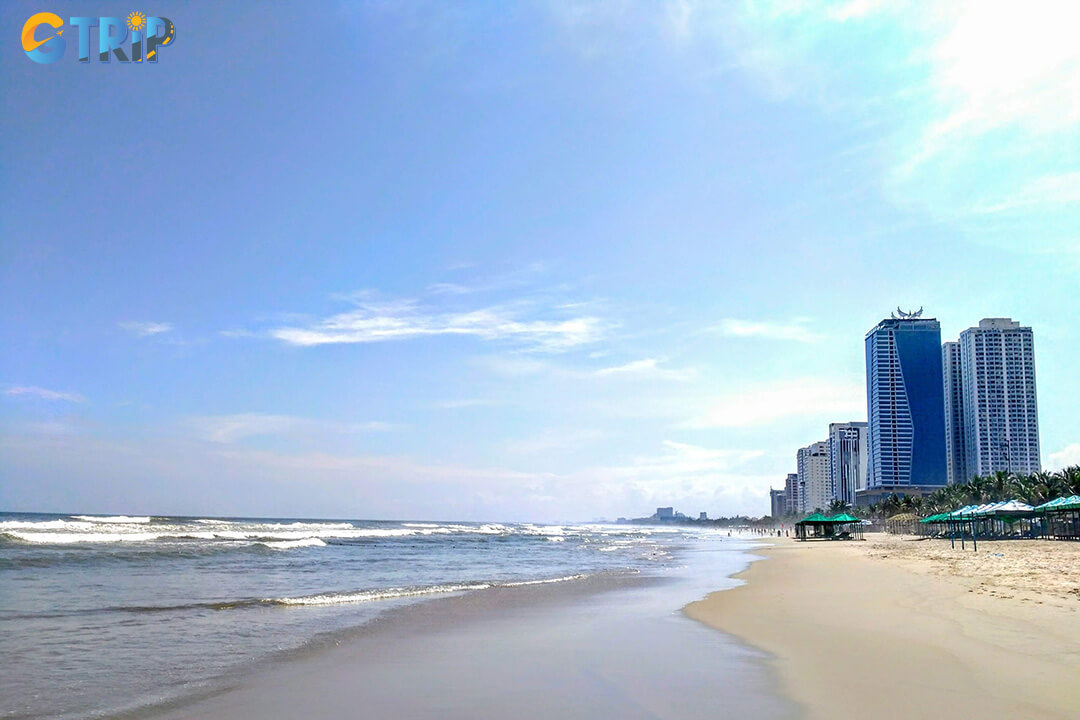 Pham Van Dong Beach stands out for its direct connection to East Sea Park, spacious open layout, and family-friendly atmosphere with convenient public facilities