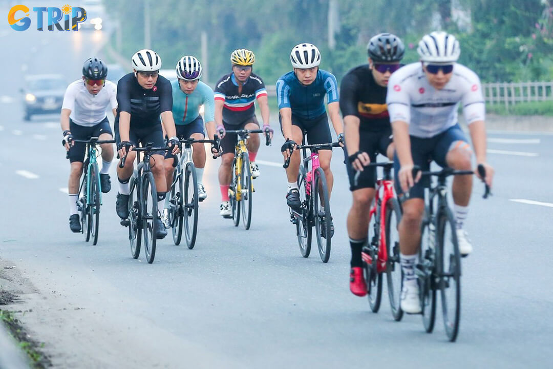 Pham Van Dong Boulevard is a wide, smooth route ideal for fast, uninterrupted long-distance cycling and endurance training