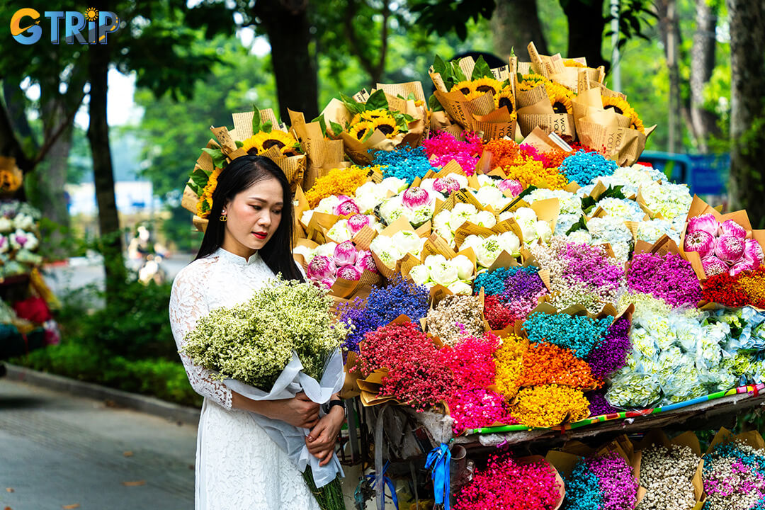 Phan Dinh Phung Street, with its golden autumn leaves and timeless architecture, is one of Hanoi’s most photogenic spots for capturing the city’s romantic, nostalgic charm