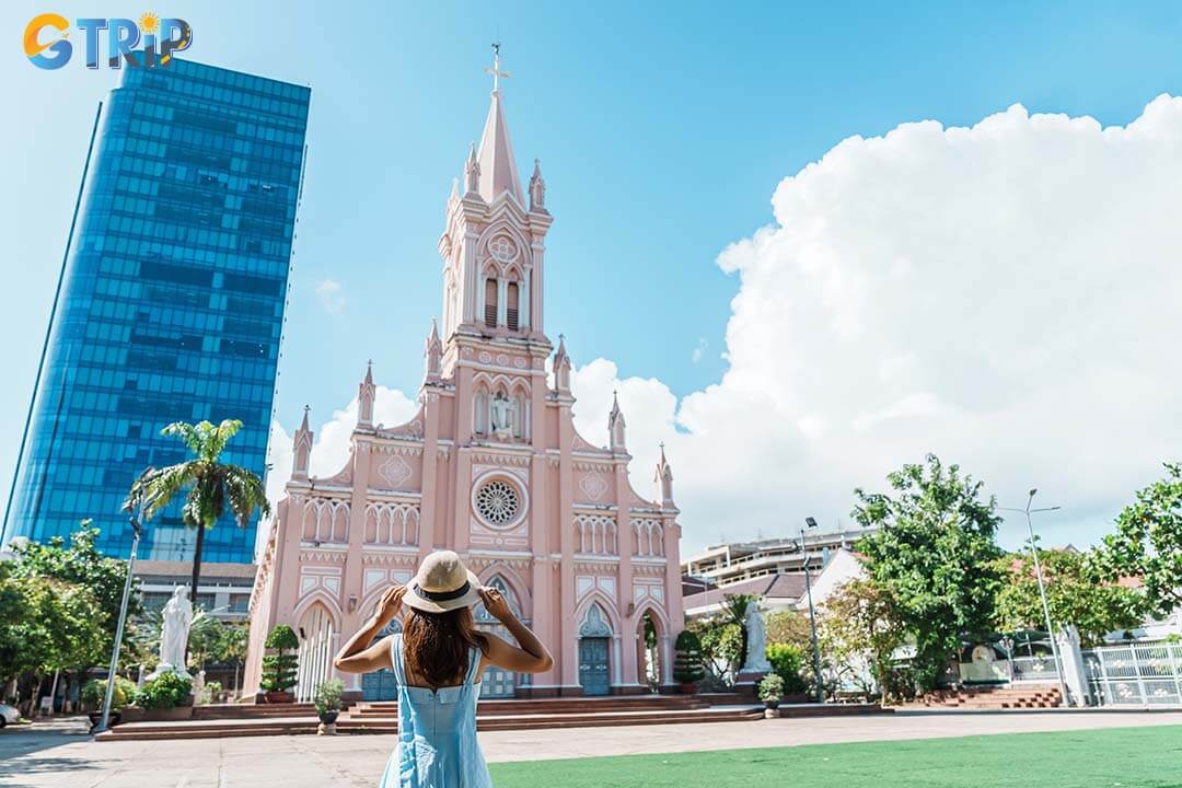 Phap Lam Pagoda can be easily combined with nearby museums, bridges, markets, and beaches for a well-rounded day of sightseeing in Da Nang