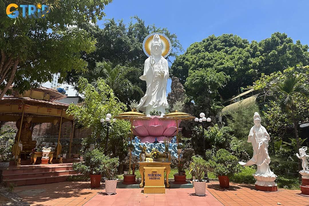 Phap Lam Pagoda features graceful Vietnamese Buddhist architecture with a grand gate, peaceful courtyard, and a majestic two-story main hall