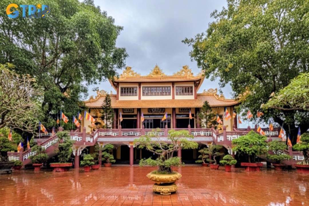 Phap Lam Pagoda is easy to reach from anywhere in Da Nang, with convenient access by taxi, motorbike, or a short walk from the city center