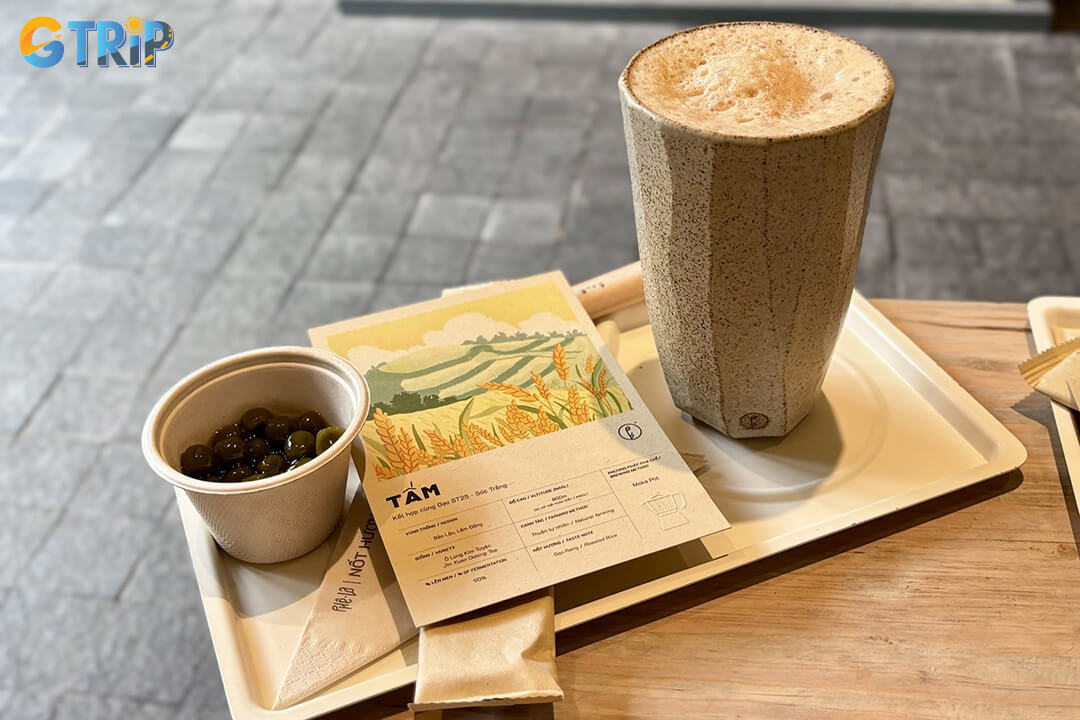 Phe La is known for its bold Arabica-Robusta coffee blend and diverse menu of creative coffee, tea, and milk tea drinks, offering something for every taste