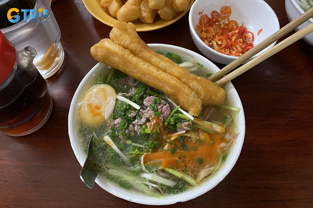 Pho Bat Dan stands as one of Hanoi's most revered pho establishments, distinguished by its steadfast adherence to traditional cooking methods
