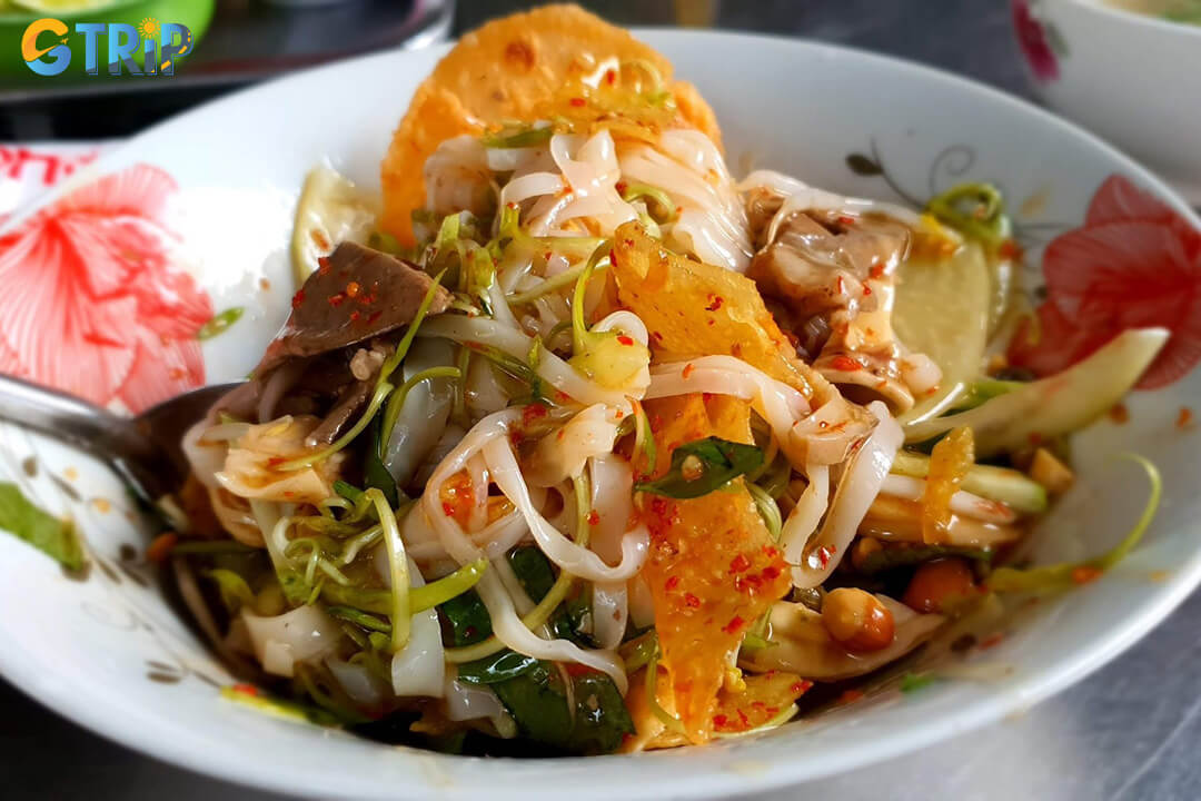 Pho Chua Thanh offers a unique Northern-style with tangy tamarind sauce, tender char siu, crispy shallots, and fresh herbs for a vibrant twist on the classic dish