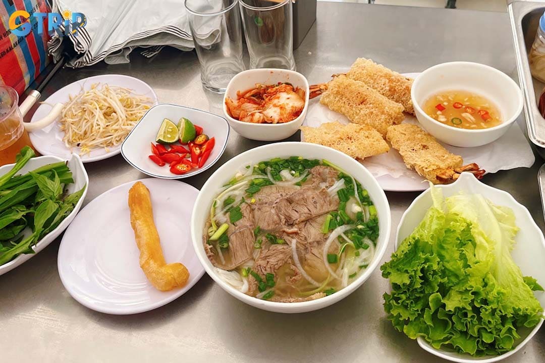 Pho Hong is a simple and reliable pho restaurant in Hai Chau District, famous for its rich, savory broth and classic beef noodle soup