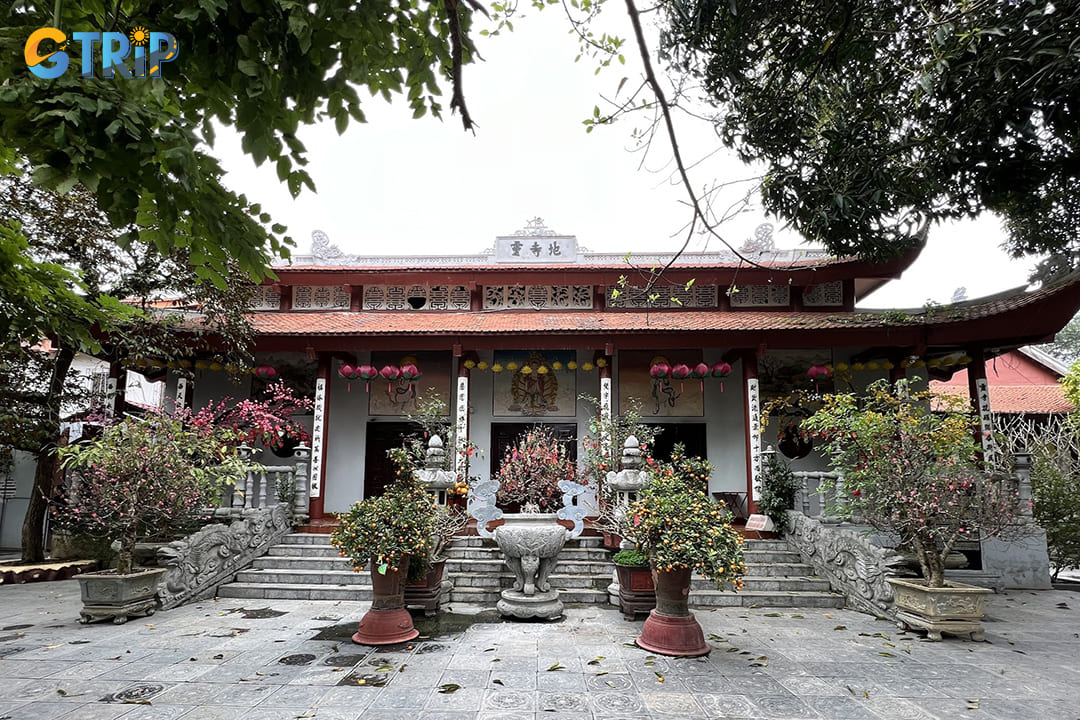 Pho Linh Pagoda sits on a small island in West Lake, creating a serene atmosphere enhanced by its waterside setting