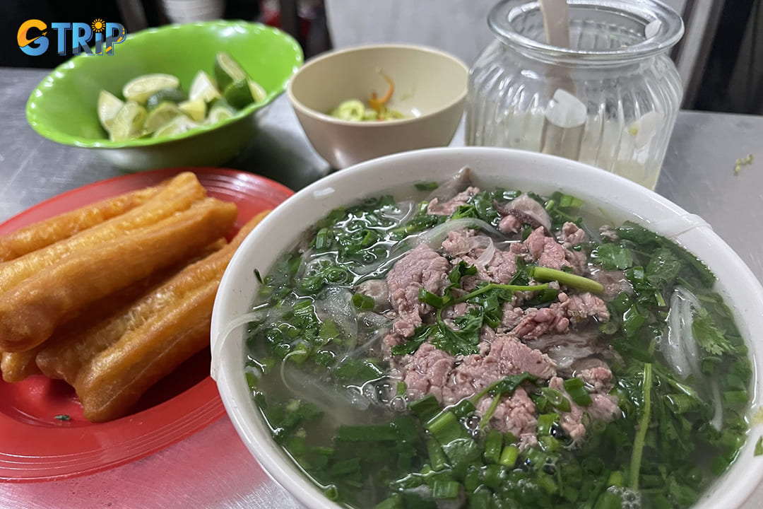 Pho Ong Vui has earned its reputation as one of the most authentic pho destinations in the capital