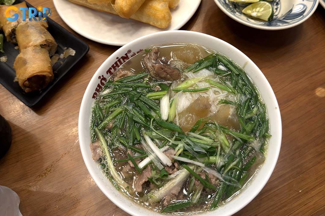 Pho Thin is a convenient beachside branch of the famous Pho Thin brand serving its signature Hanoi-style stir-fried rare beef pho