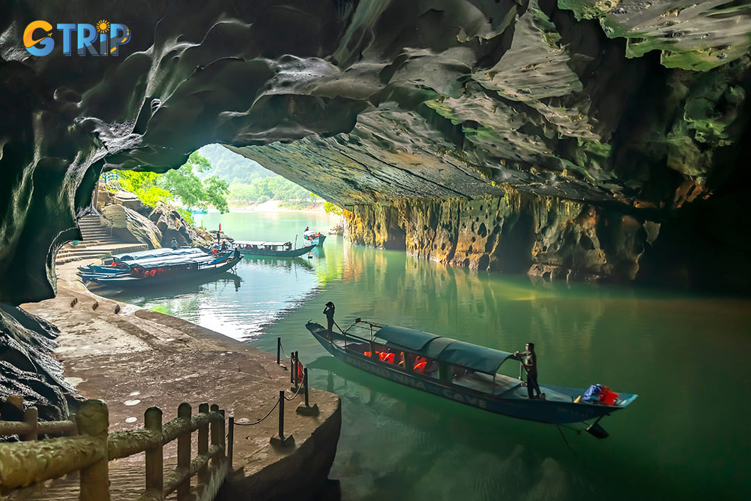 Visit by boat when coming to Phong Nha - Ke Bang National Park