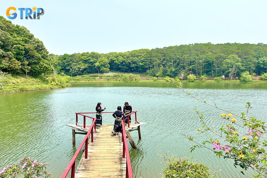 Photography enthusiasts will find plenty of inspiration around the lake