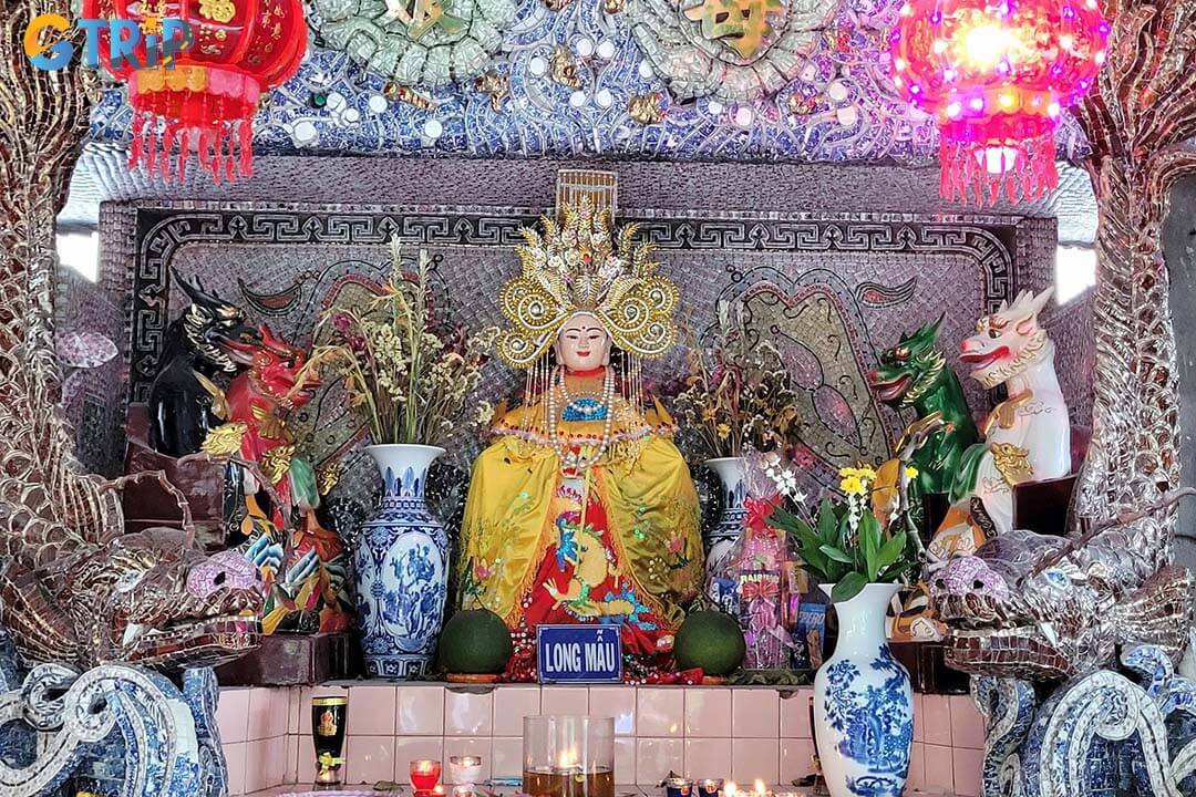 Phu Chau Temple reflects a harmonious blend of Taoism, Buddhism, and Vietnamese folk beliefs, with multiple deities worshipped across three sacred halls