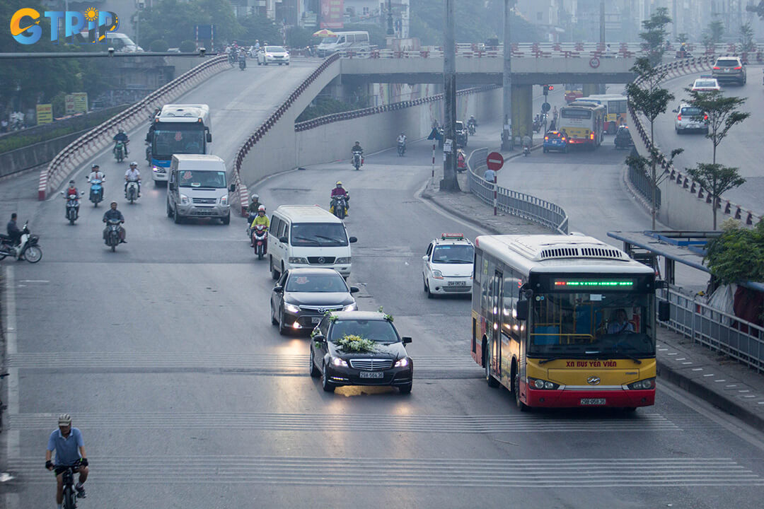 Phung Hung Mural Street is easily accessible by bus, motorbike, or taxi, with nearby stops at Dong Xuan Market and parking available at Gam Cau Street
