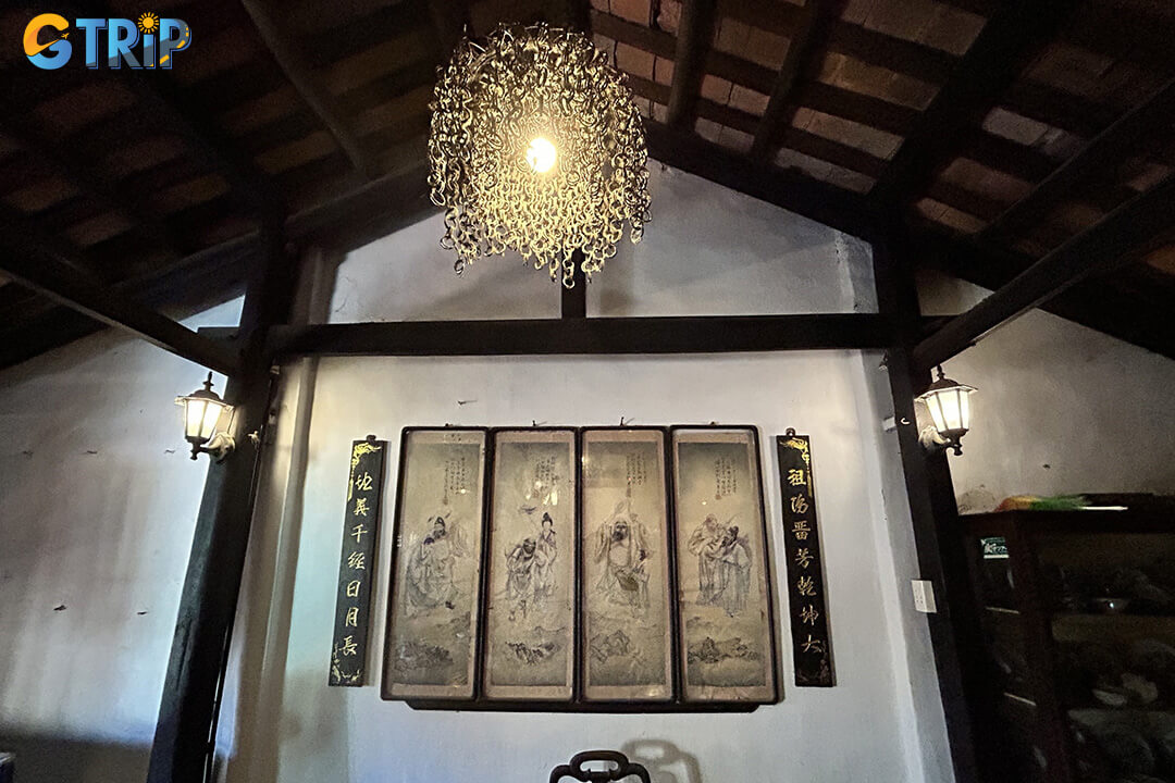 Phung Hung Old House is a perfect photo spot, featuring warm wooden interiors and natural light that highlight the nostalgic charm of ancient Vietnam