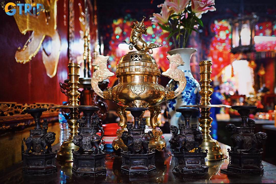 Phuoc An Hoi Quan is a visual gem, where incense light, vivid colors, and ornate details create stunning photo opportunities capturing the temple’s serene beauty