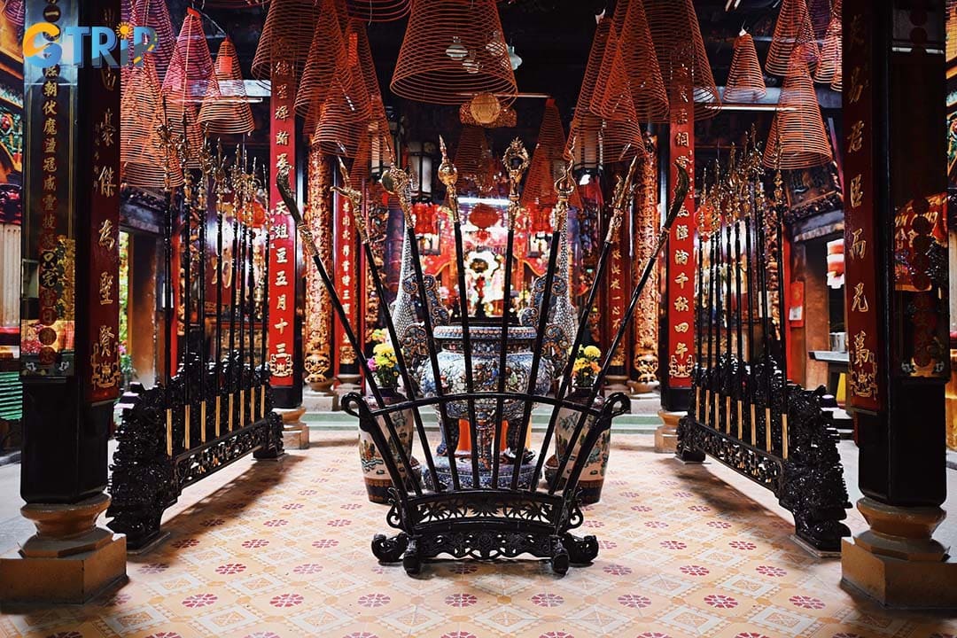 Phuoc An Hoi Quan Pagoda is a lesser-known Cho Lon temple celebrated for its extraordinarily intricate Cantonese wood carvings, rich gilded details, and serene atmosphere