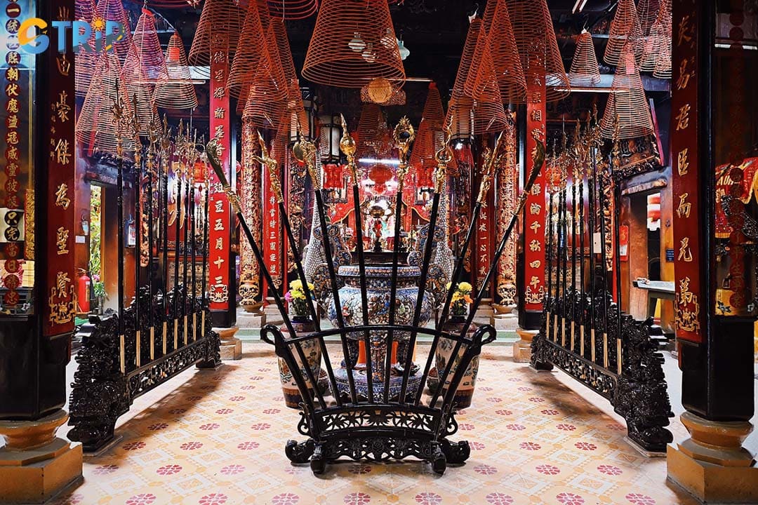 Phuoc An Hoi Quan Pagoda is a vibrant Cantonese assembly hall renowned for its richly ornate architecture