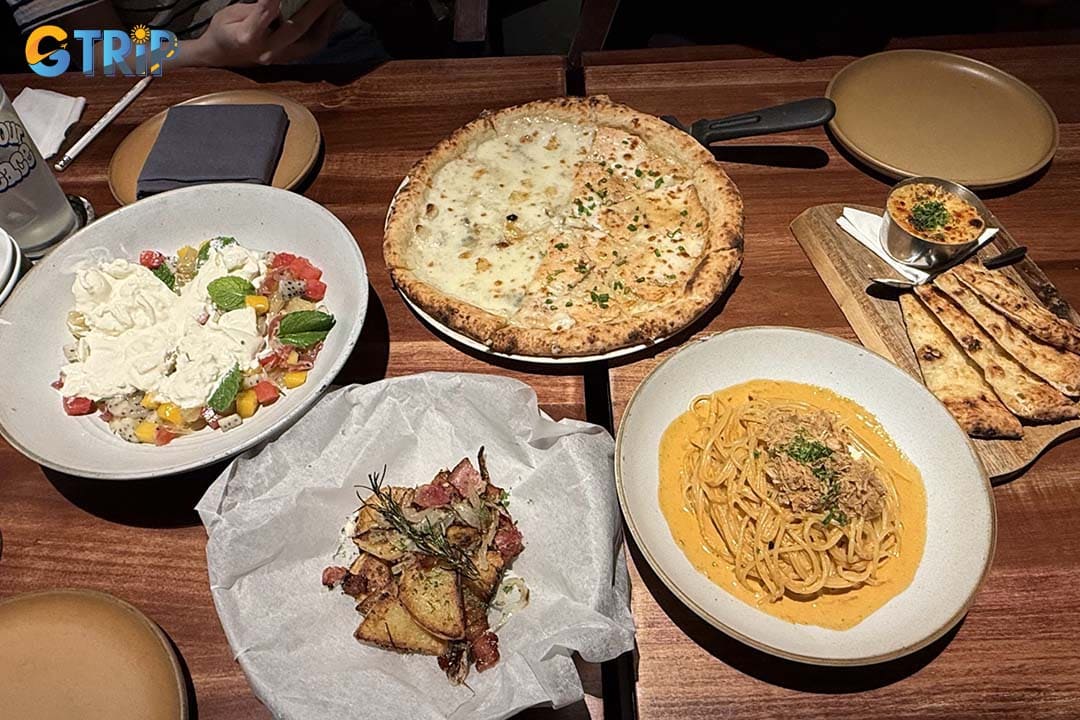 Pizza 4P’s is a beloved dining hotspot celebrated for its Japanese-Italian fusion concept, house-made cheeses, buzzing atmosphere, and signature wood-fired pizzas